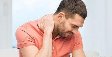 bolovi u vratu muškarca s cervikalnom osteohondrozo