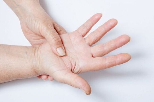 Utrnulost ruku je jedan od simptoma lumbalne osteohondroze
